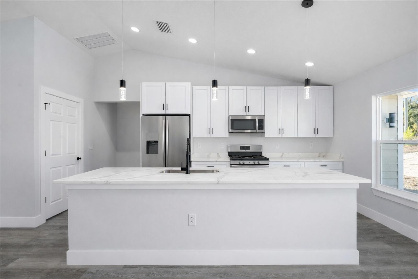 Image 8 of 28 For 2121 Hilliard Avenue