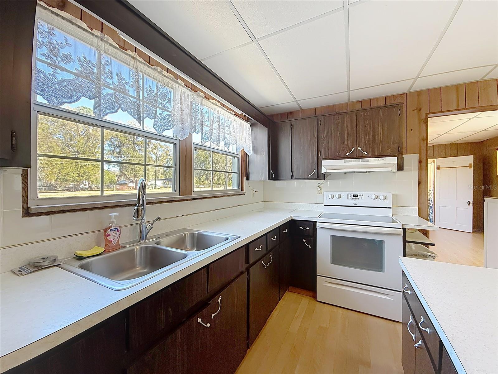 Image 9 of 56 For 113 Rosemary Avenue