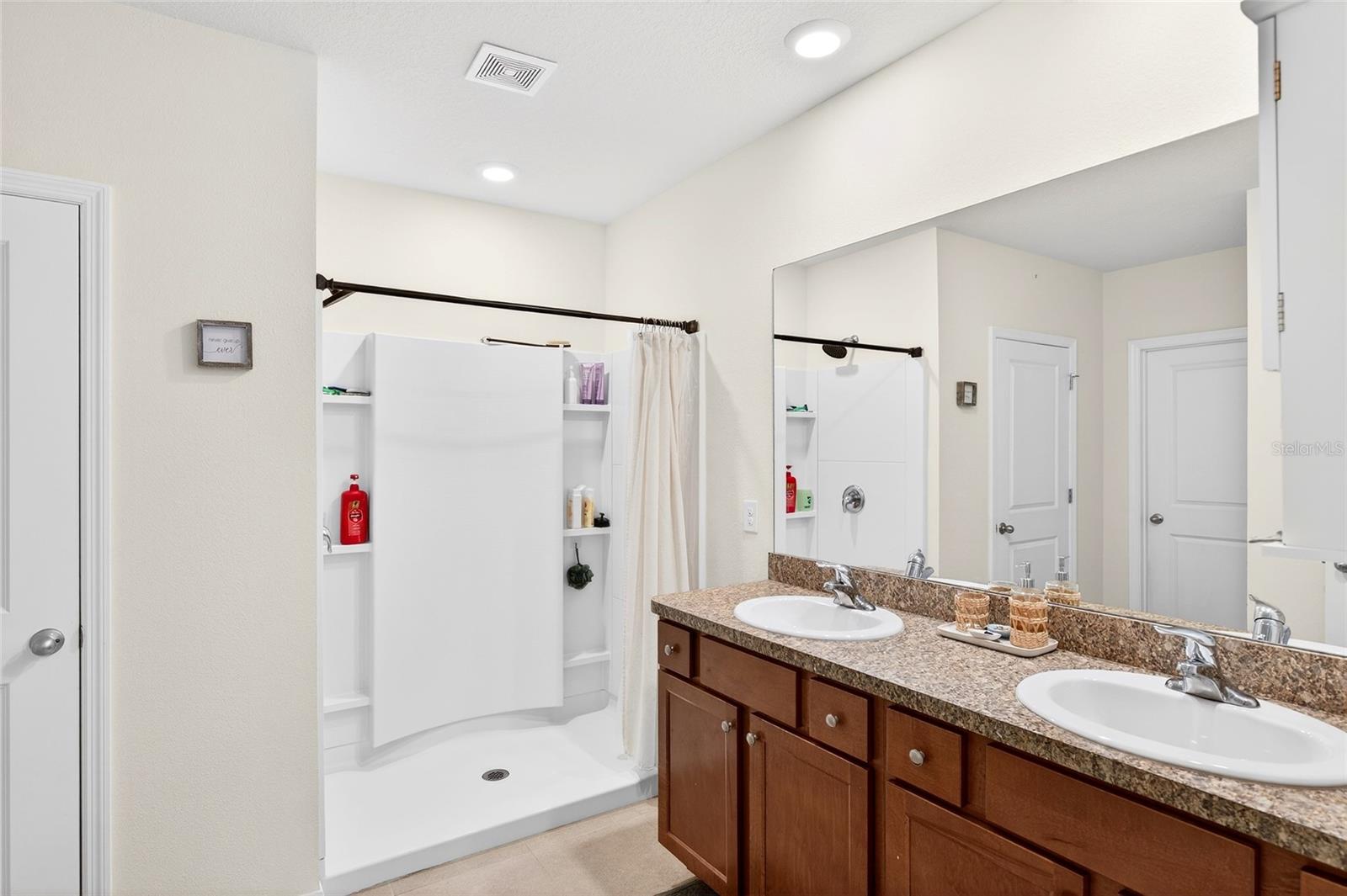 Listing photo id 15 for 2530 42nd Road