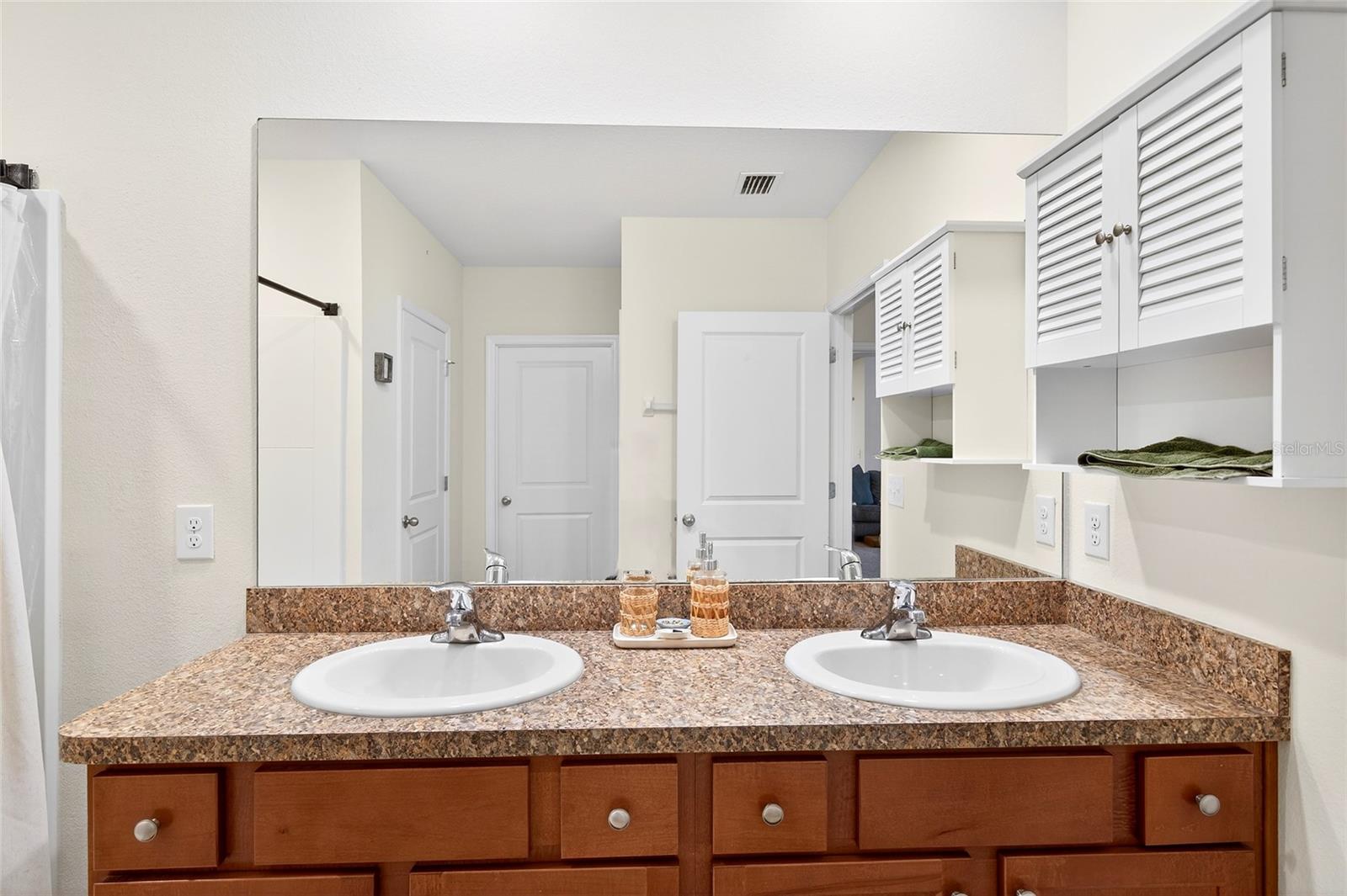 Listing photo id 16 for 2530 42nd Road