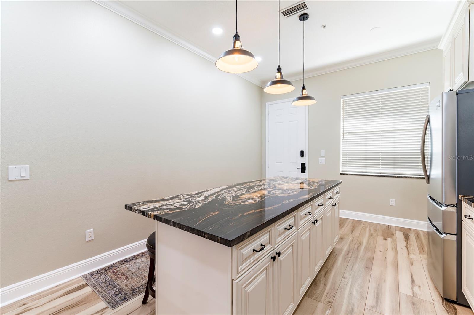 Listing photo id 3 for 6815 Dali Avenue F203