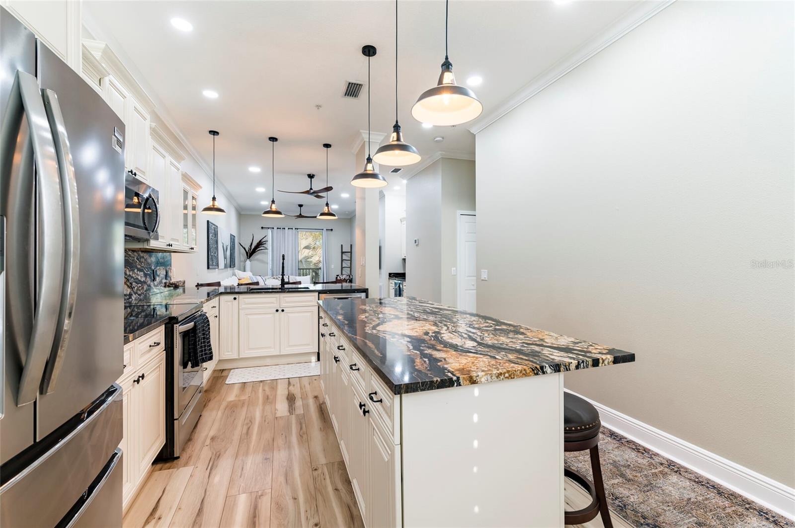 Listing photo id 4 for 6815 Dali Avenue F203