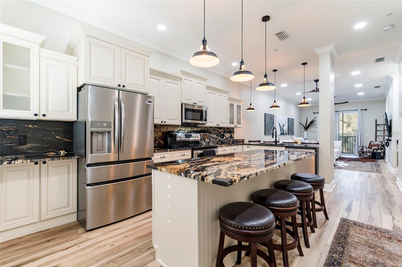 Listing photo id 5 for 6815 Dali Avenue F203