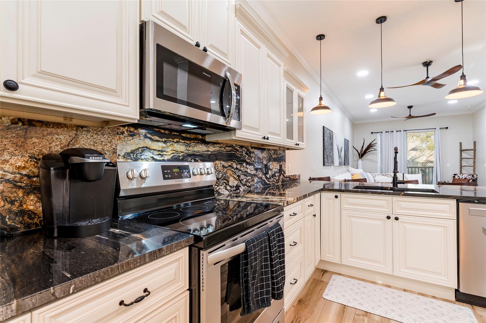 Listing photo id 6 for 6815 Dali Avenue F203