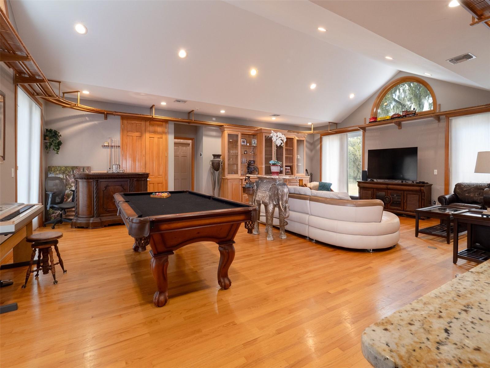 Image 8 of 39 For 4986 7th Avenue Road