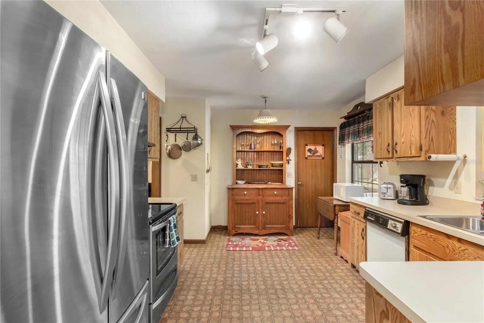 Image 14 of 43 For 2560 46 Lane