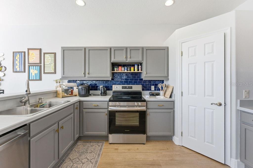 Image 17 of 76 For 1338 161st Place