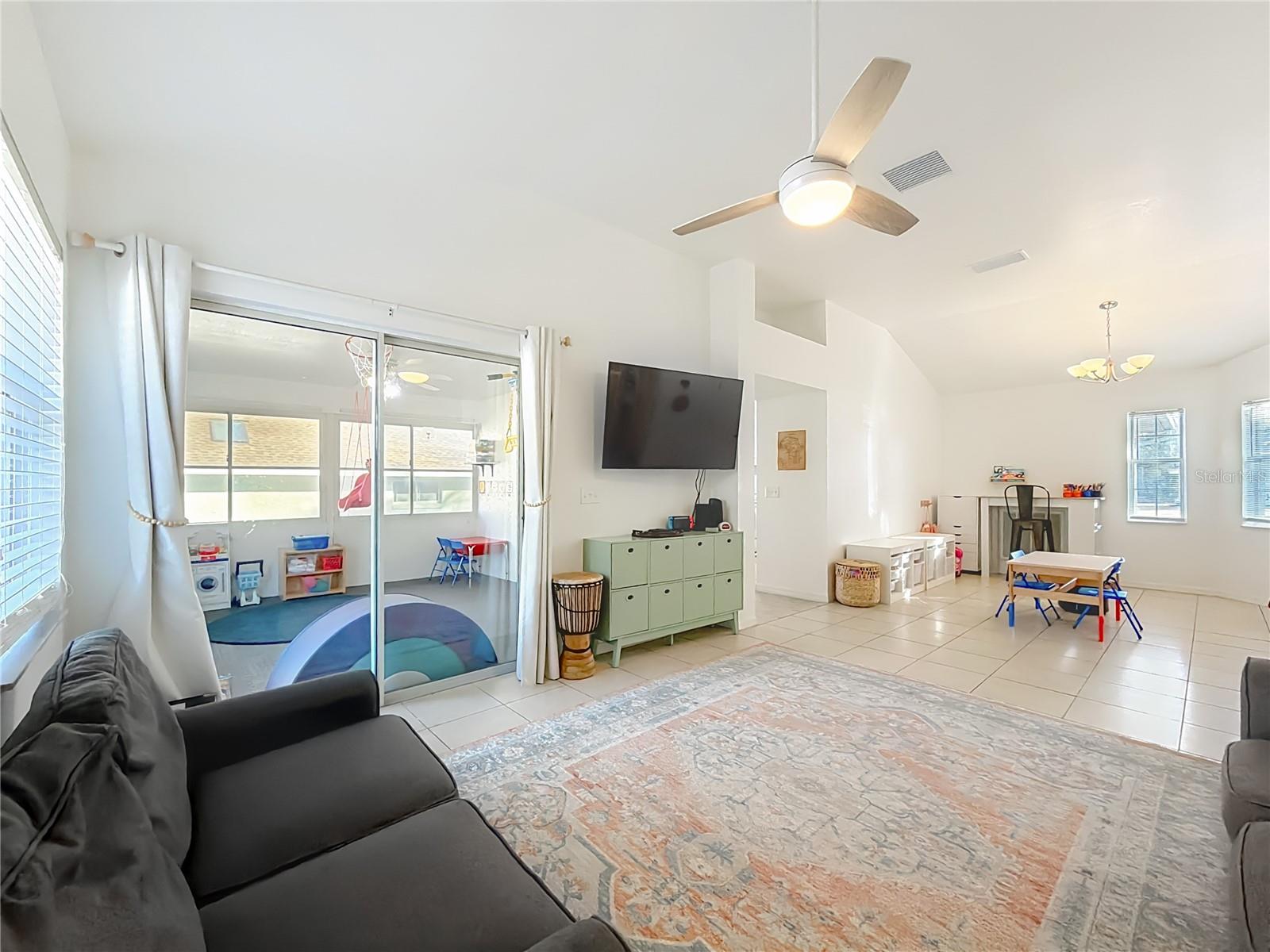 Image 17 of 49 For 4360 Mae West Way