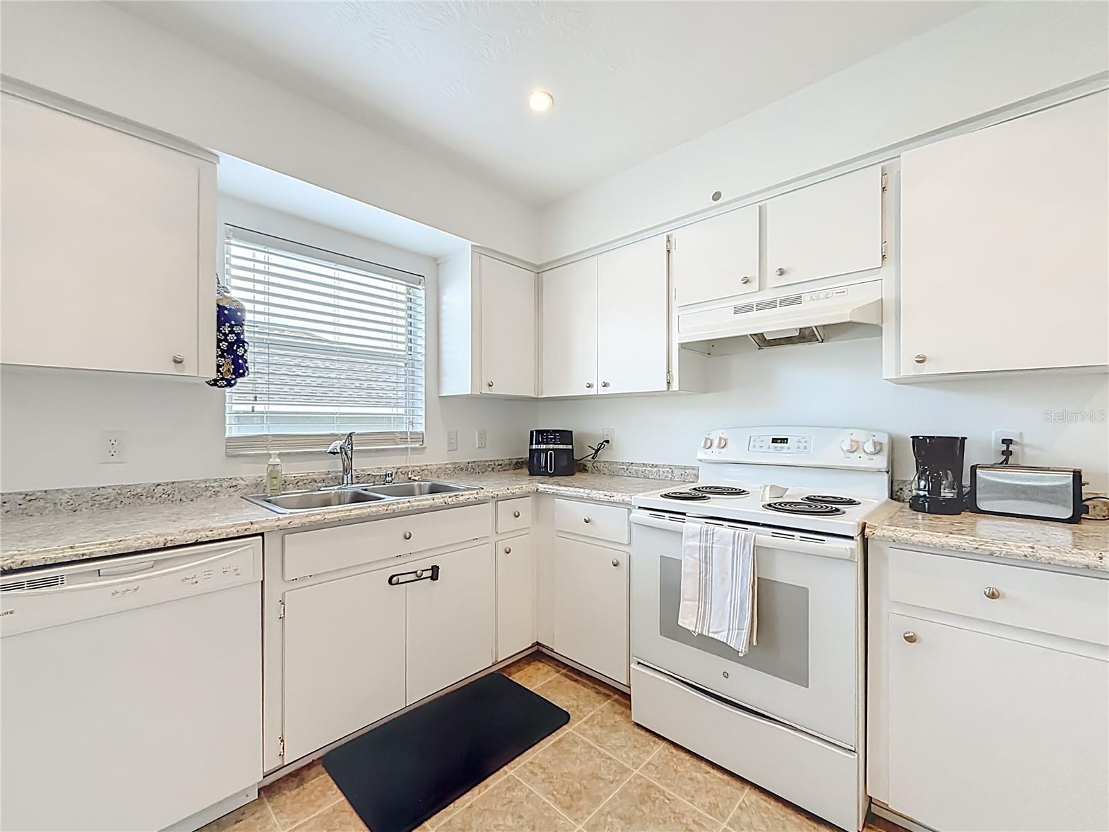 Image 18 of 49 For 4360 Mae West Way