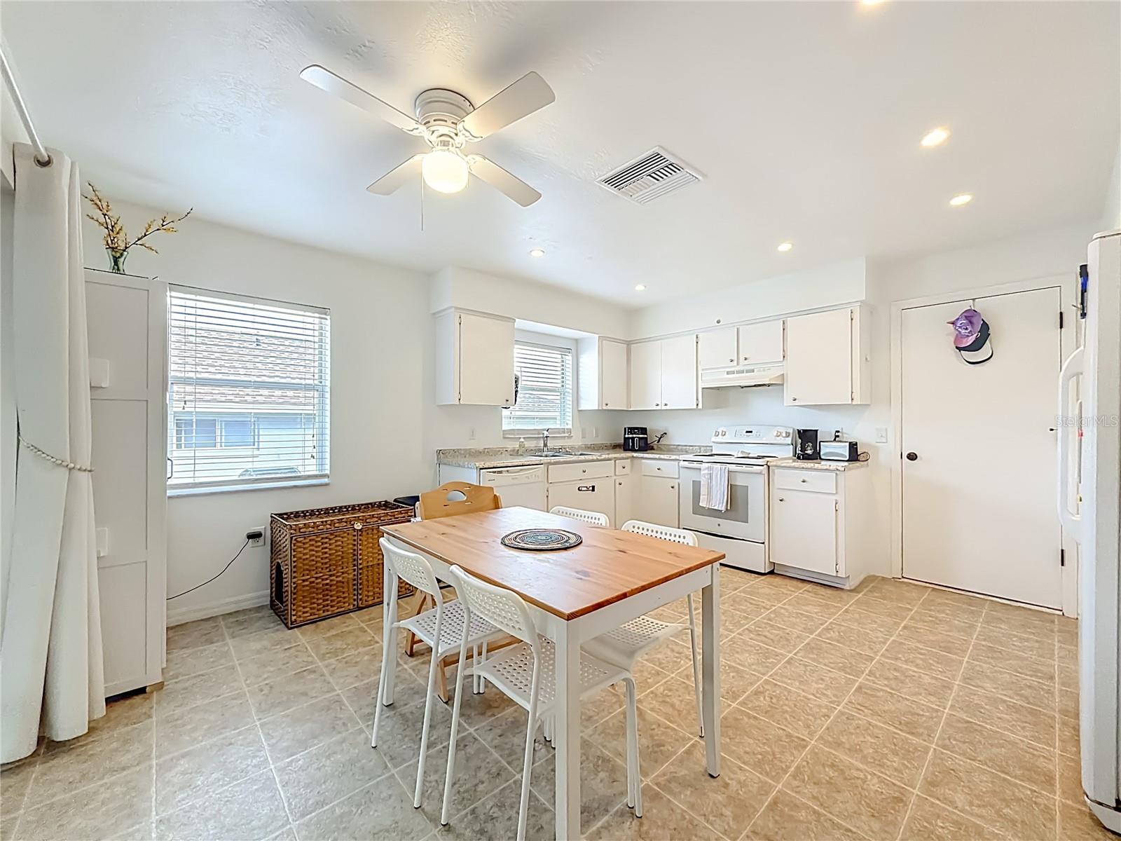 Image 21 of 49 For 4360 Mae West Way