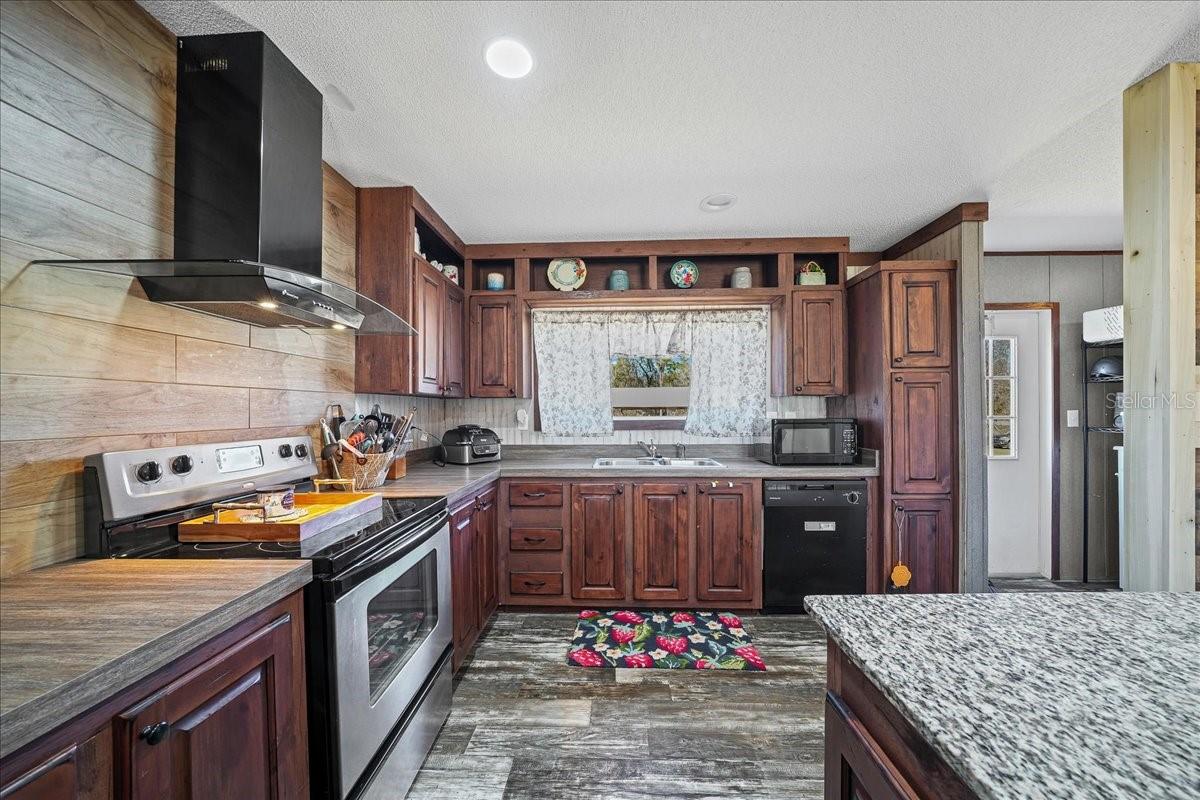 Listing photo id 4 for 6270 147th Court