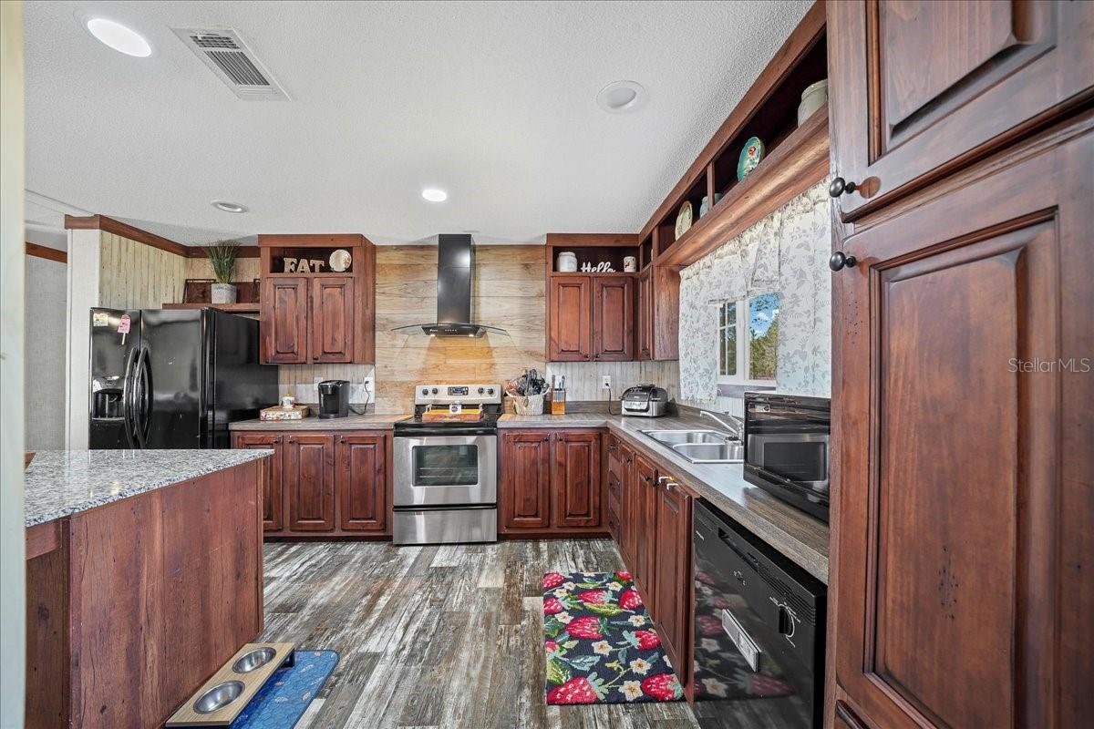 Listing photo id 5 for 6270 147th Court