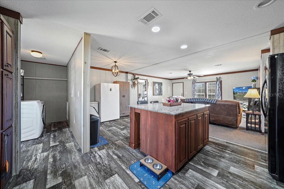 Listing photo id 6 for 6270 147th Court