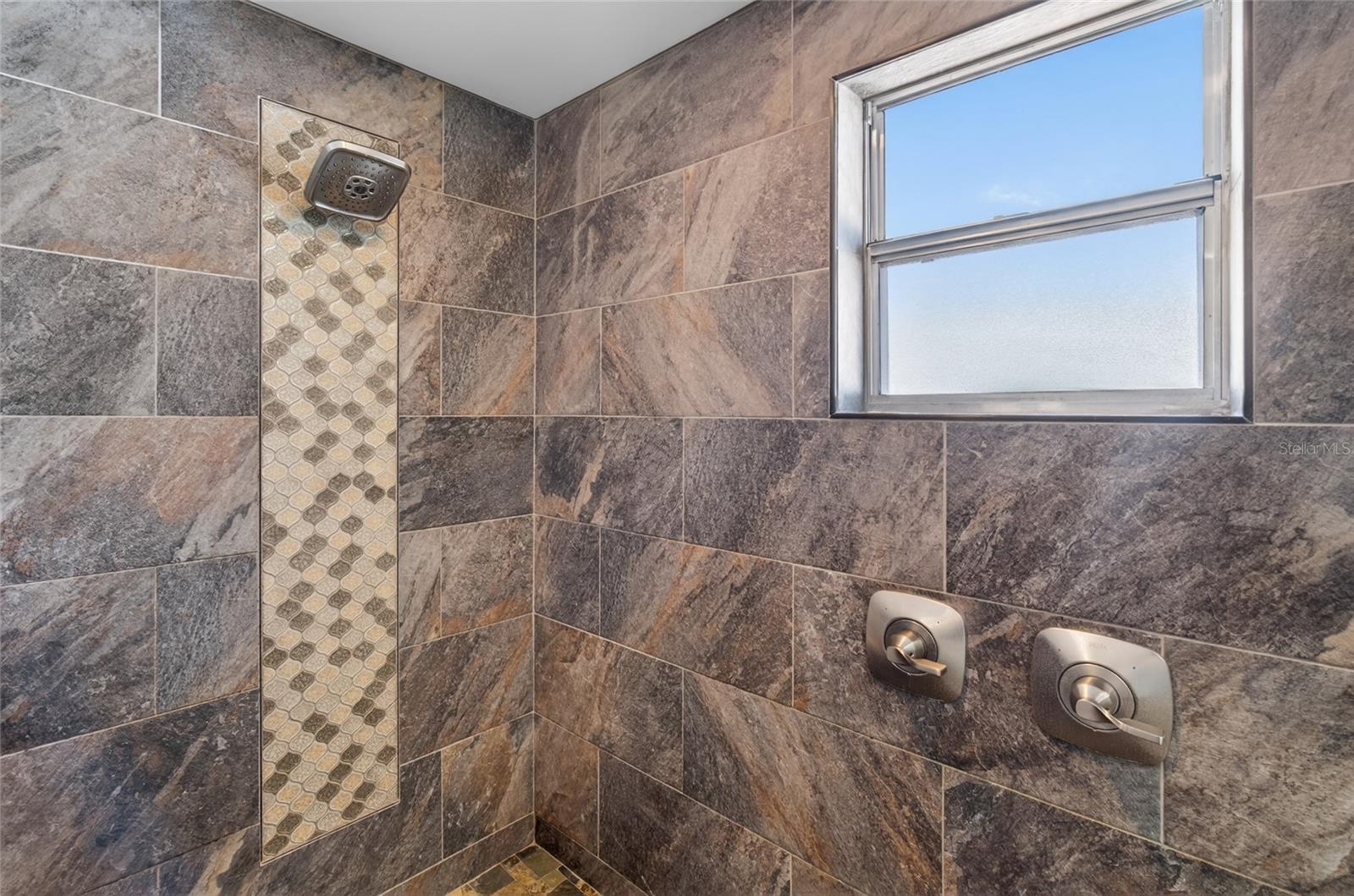 Image 23 of 41 For 1115 Kingsbay Drive