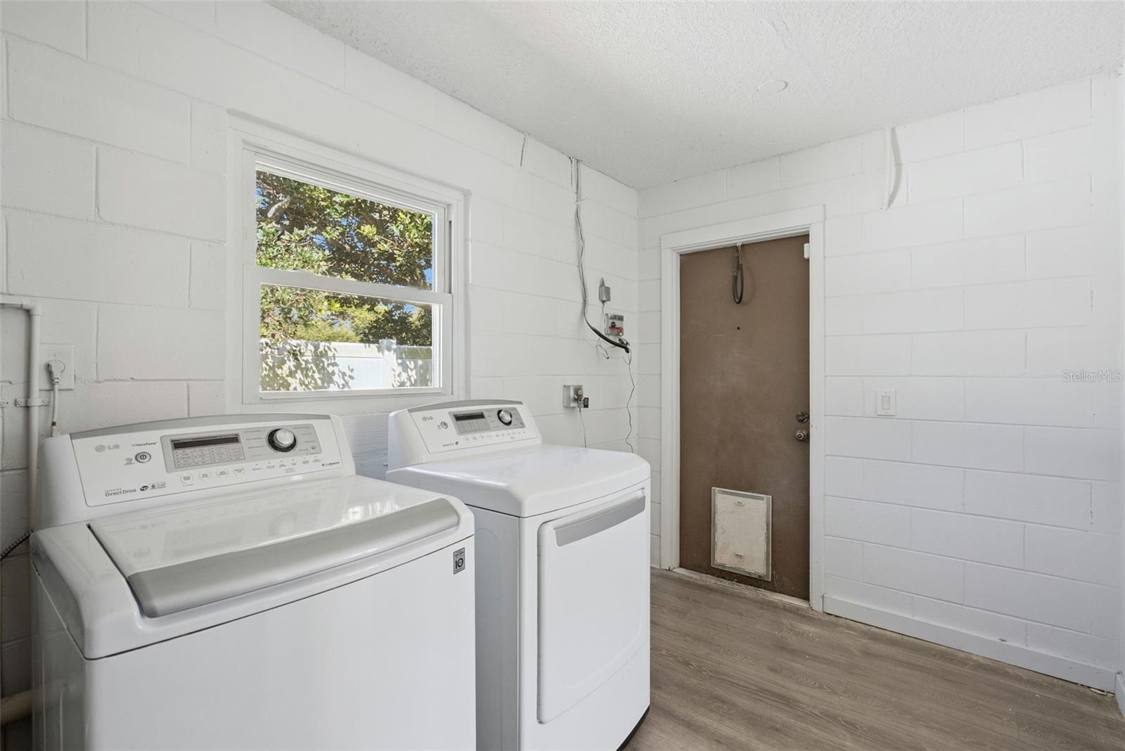 Image 21 of 51 For 3857 Martin Street