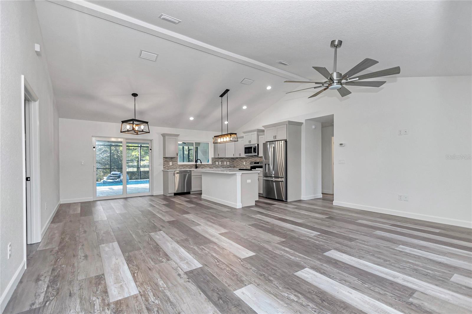 Listing photo id 8 for 18471 66 Loop