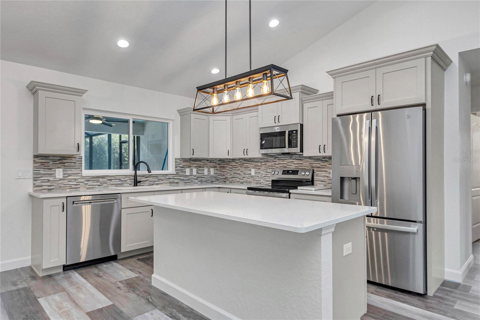 Listing photo id 11 for 18471 66 Loop