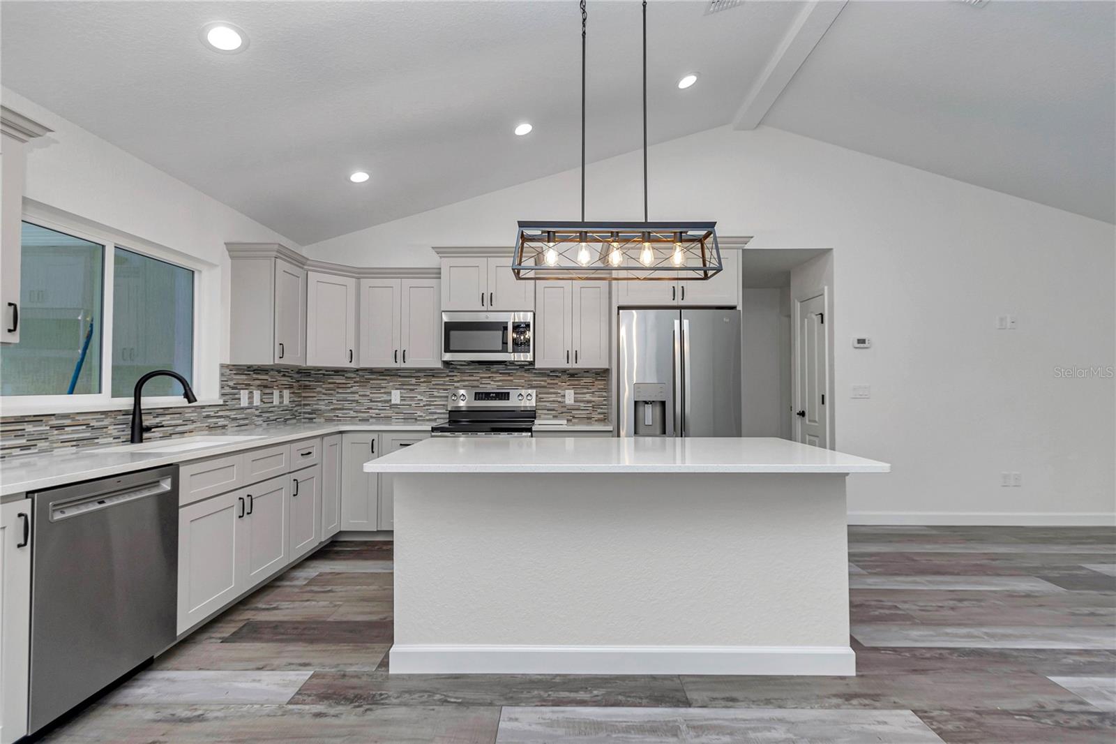 Listing photo id 12 for 18471 66 Loop