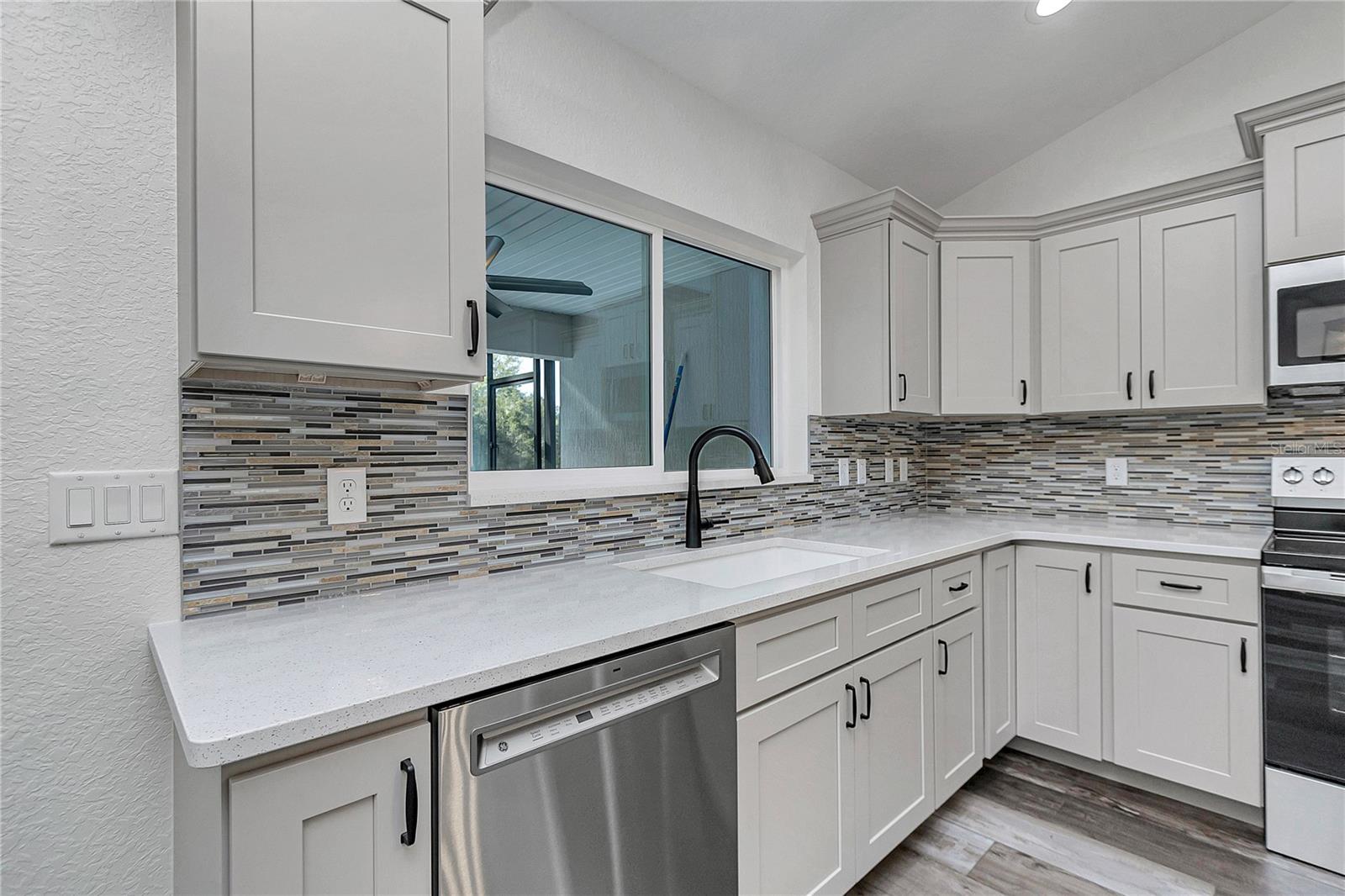 Listing photo id 13 for 18471 66 Loop