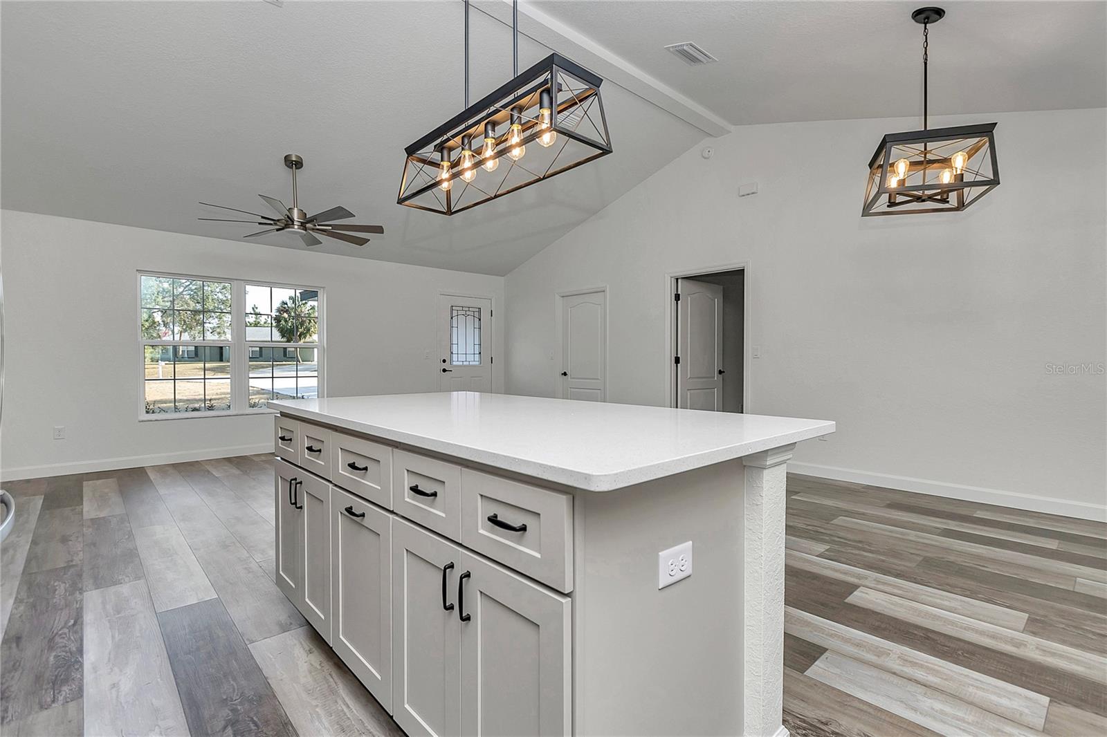 Listing photo id 15 for 18471 66 Loop