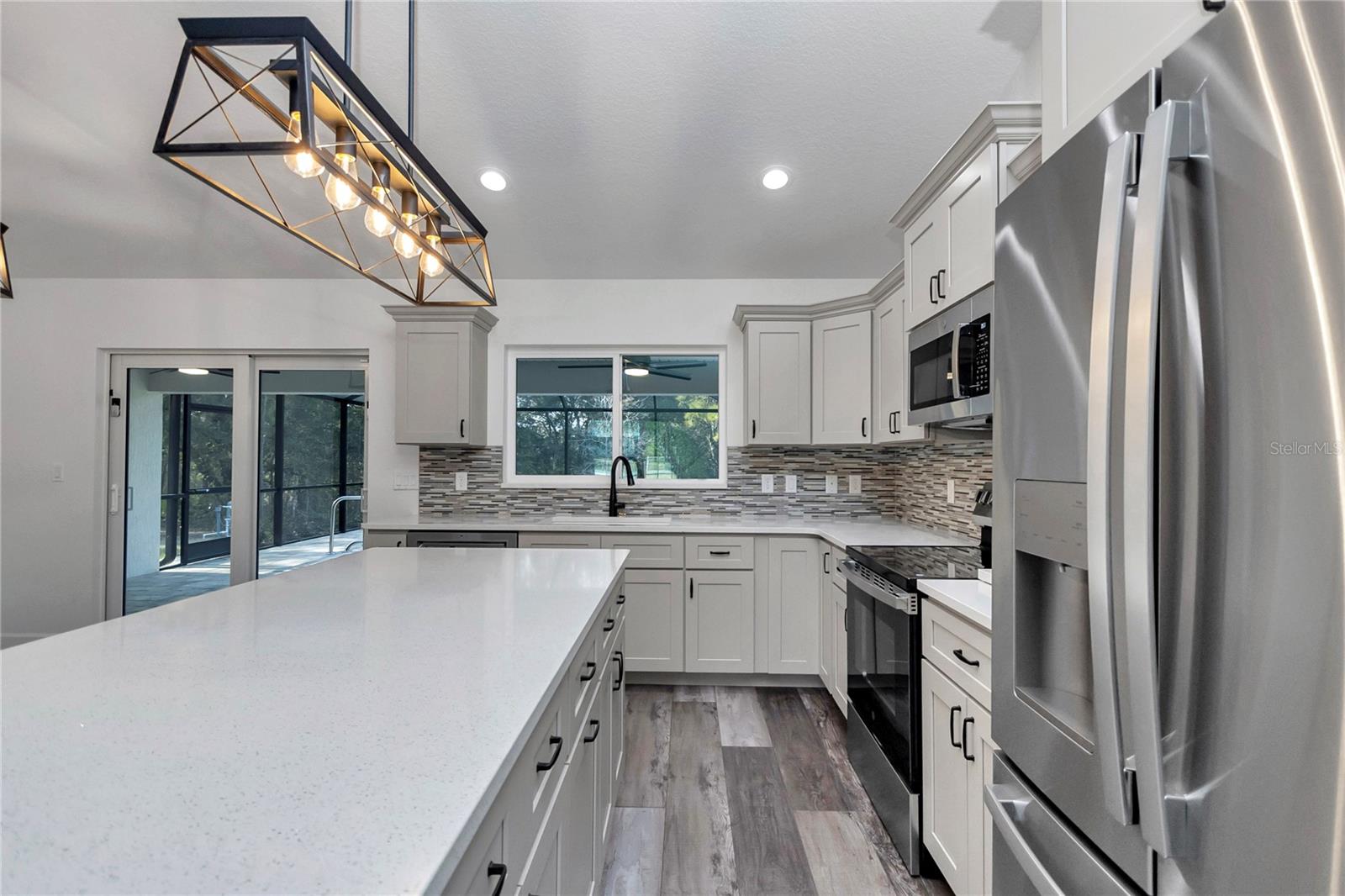 Listing photo id 16 for 18471 66 Loop