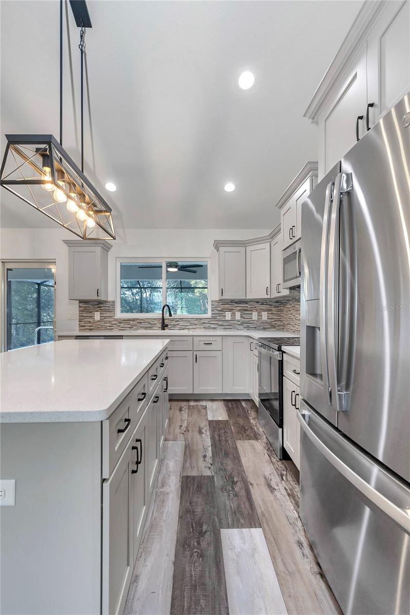 Listing photo id 17 for 18471 66 Loop