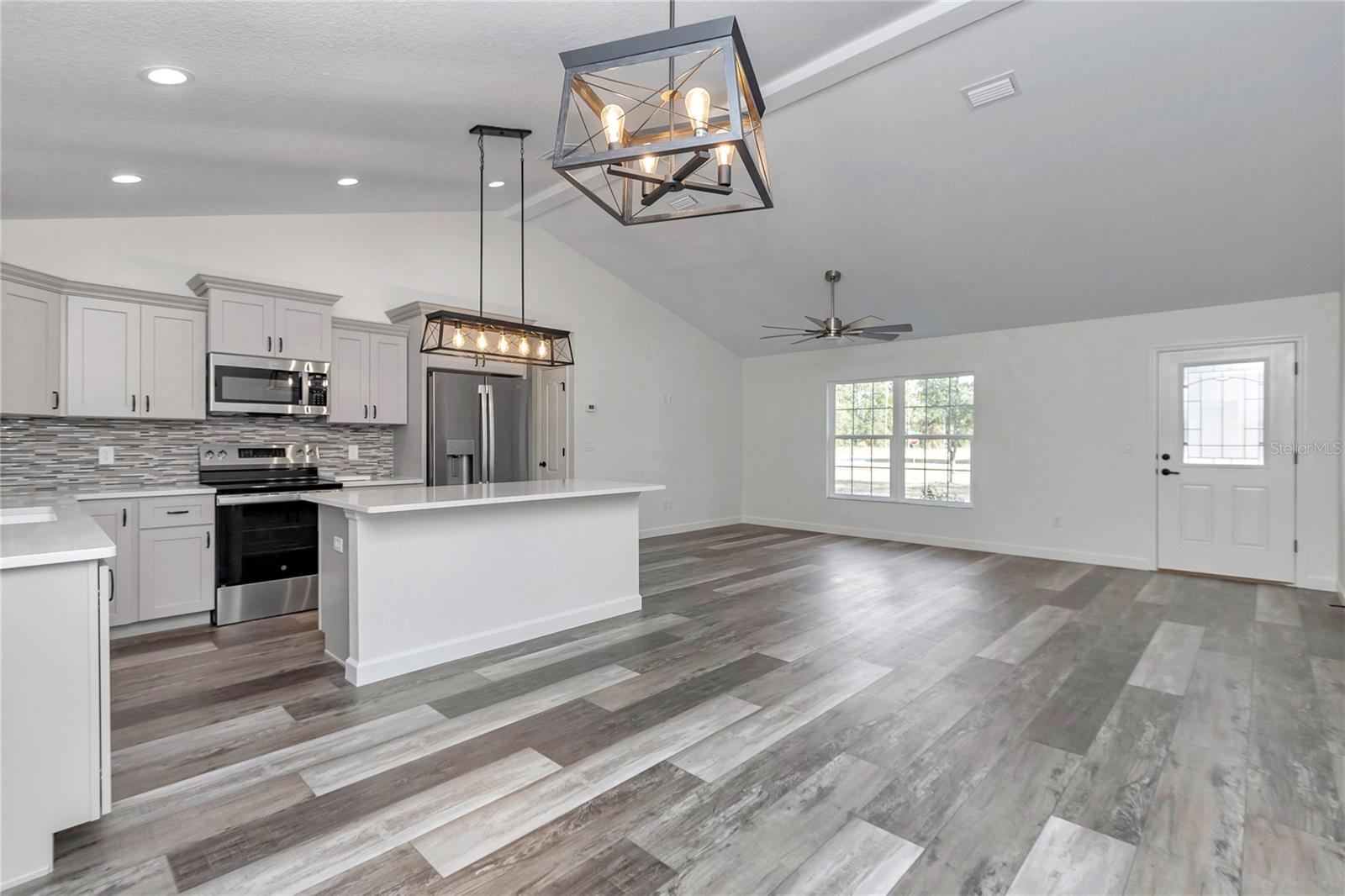 Listing photo id 18 for 18471 66 Loop