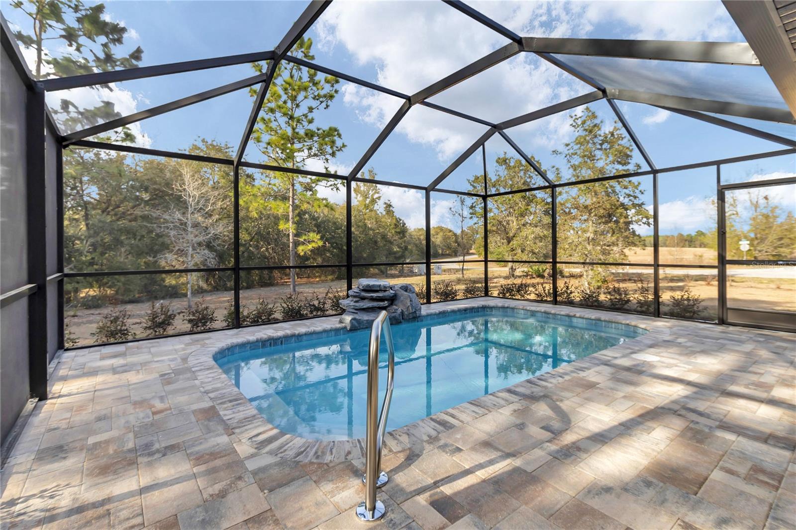 Listing photo id 47 for 18471 66 Loop