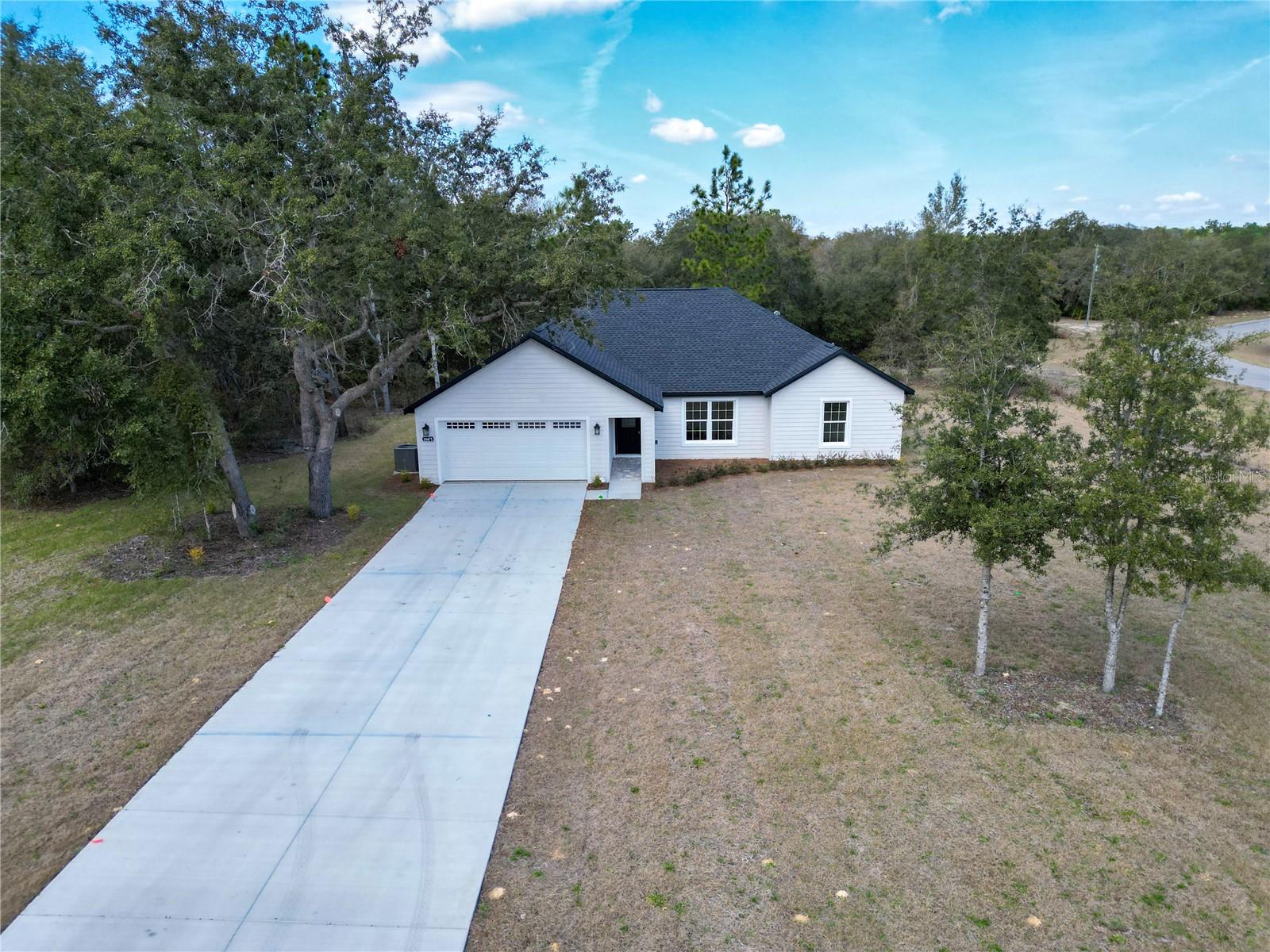 Listing photo id 3 for 18471 66 Loop