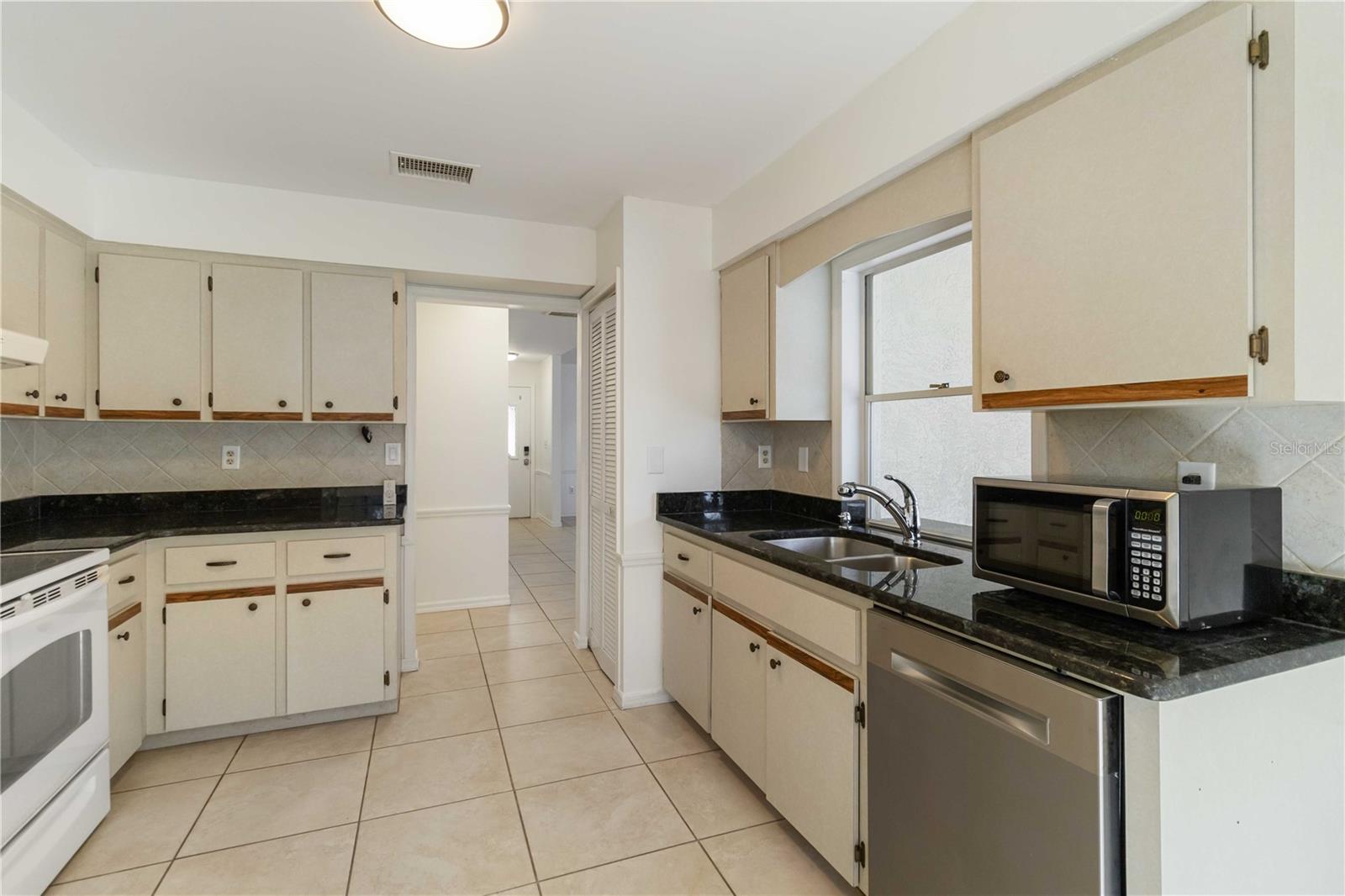 Image 13 of 50 For 22285 Walton Avenue