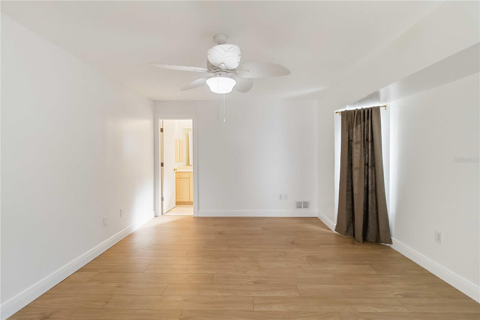 Image 16 of 50 For 22285 Walton Avenue