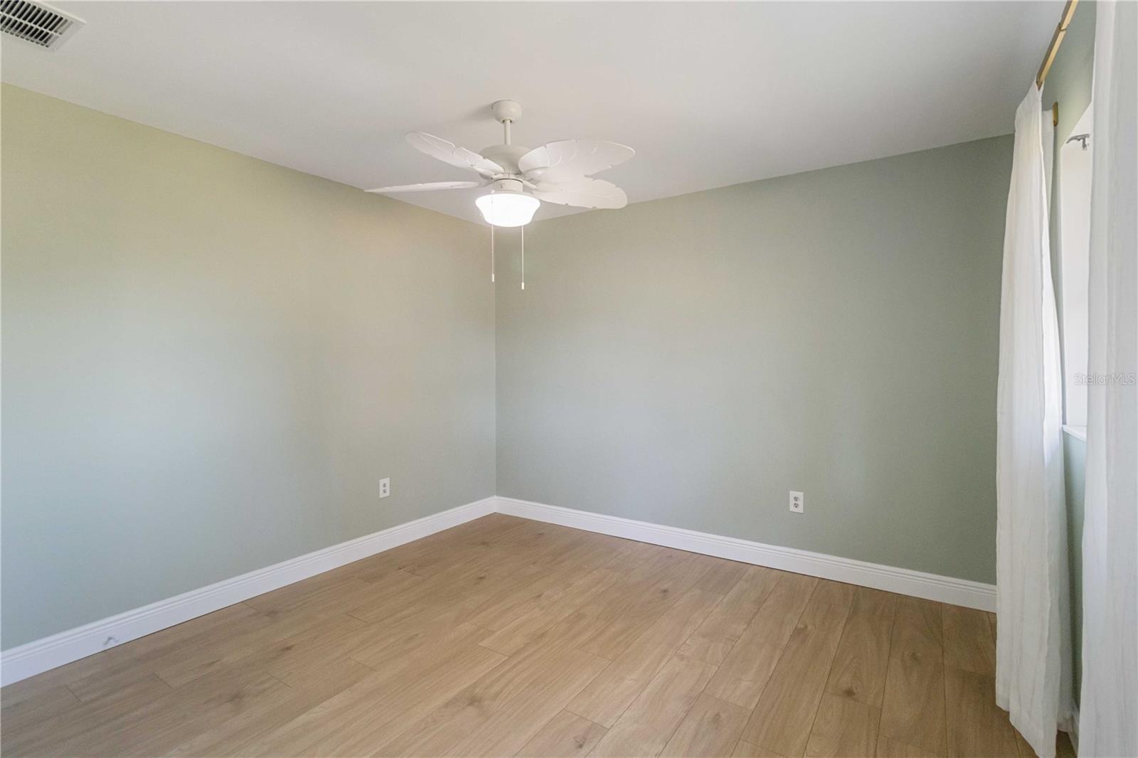 Image 23 of 50 For 22285 Walton Avenue