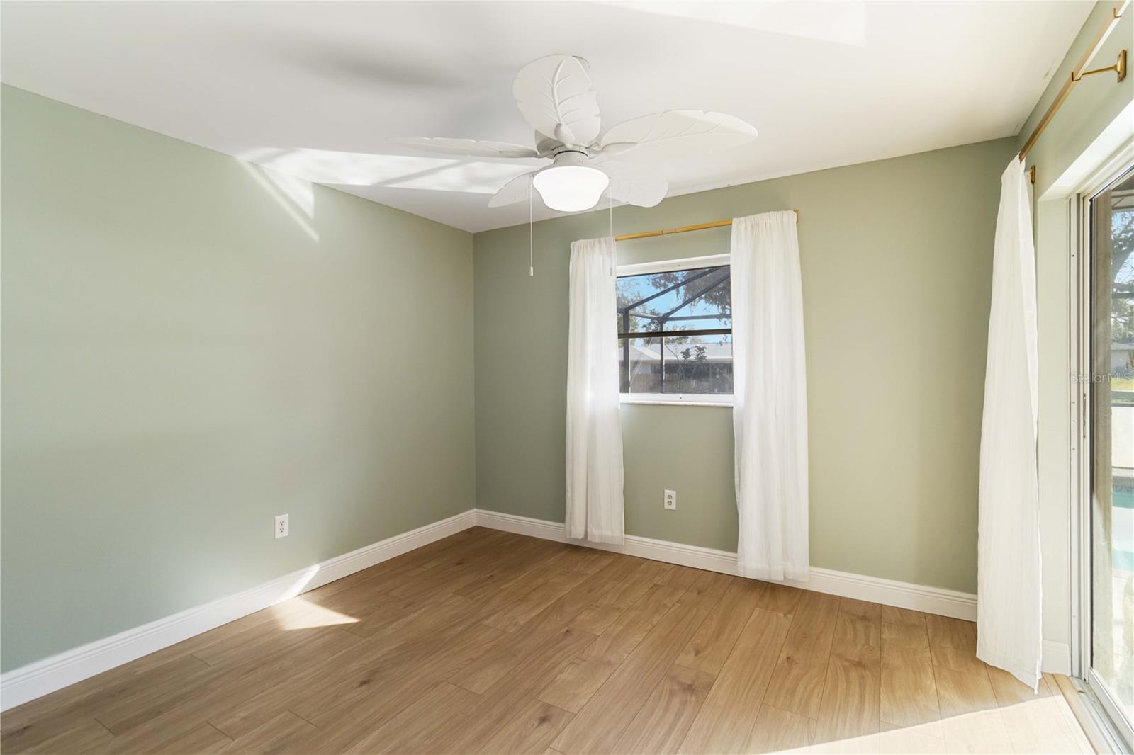 Image 25 of 50 For 22285 Walton Avenue