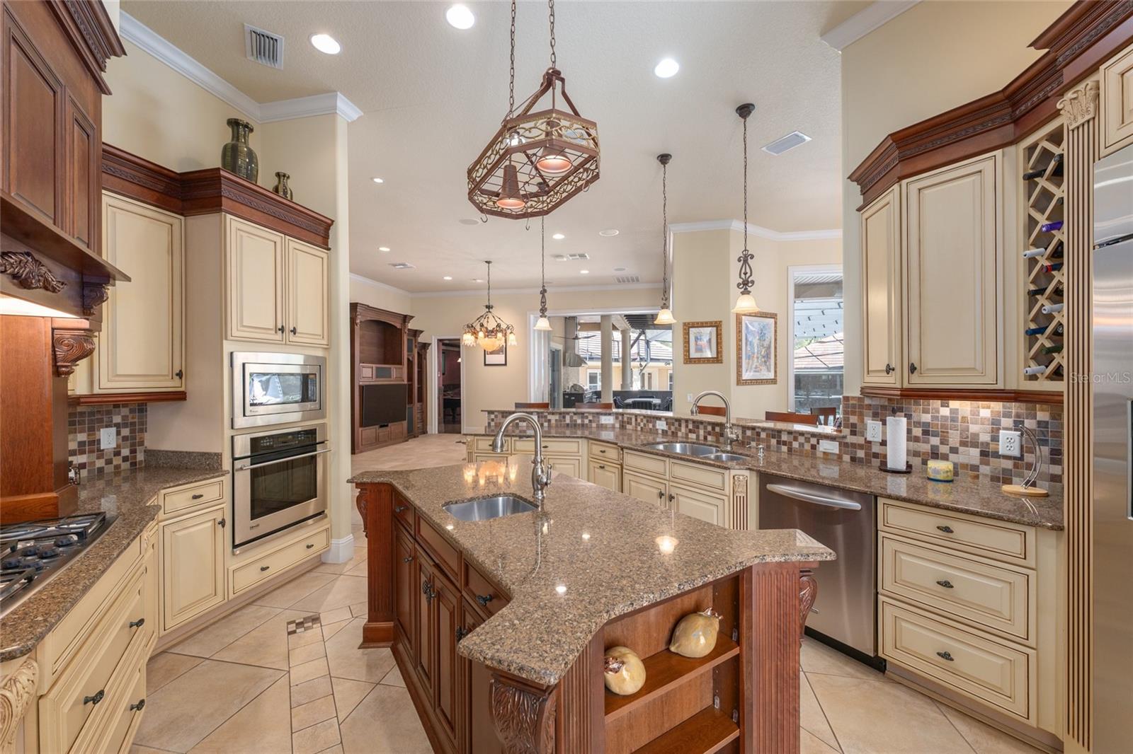 Image 19 of 82 For 695 47th Loop