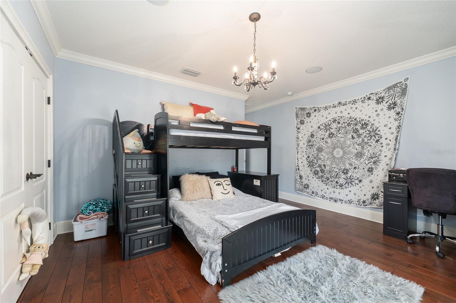 Image 31 of 82 For 695 47th Loop