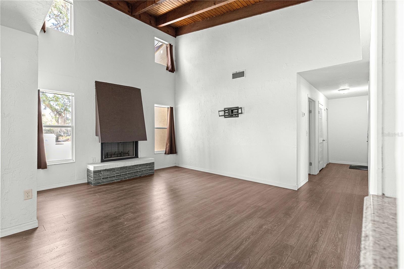 Image 9 of 36 For 15203 Sandalwood Drive 203