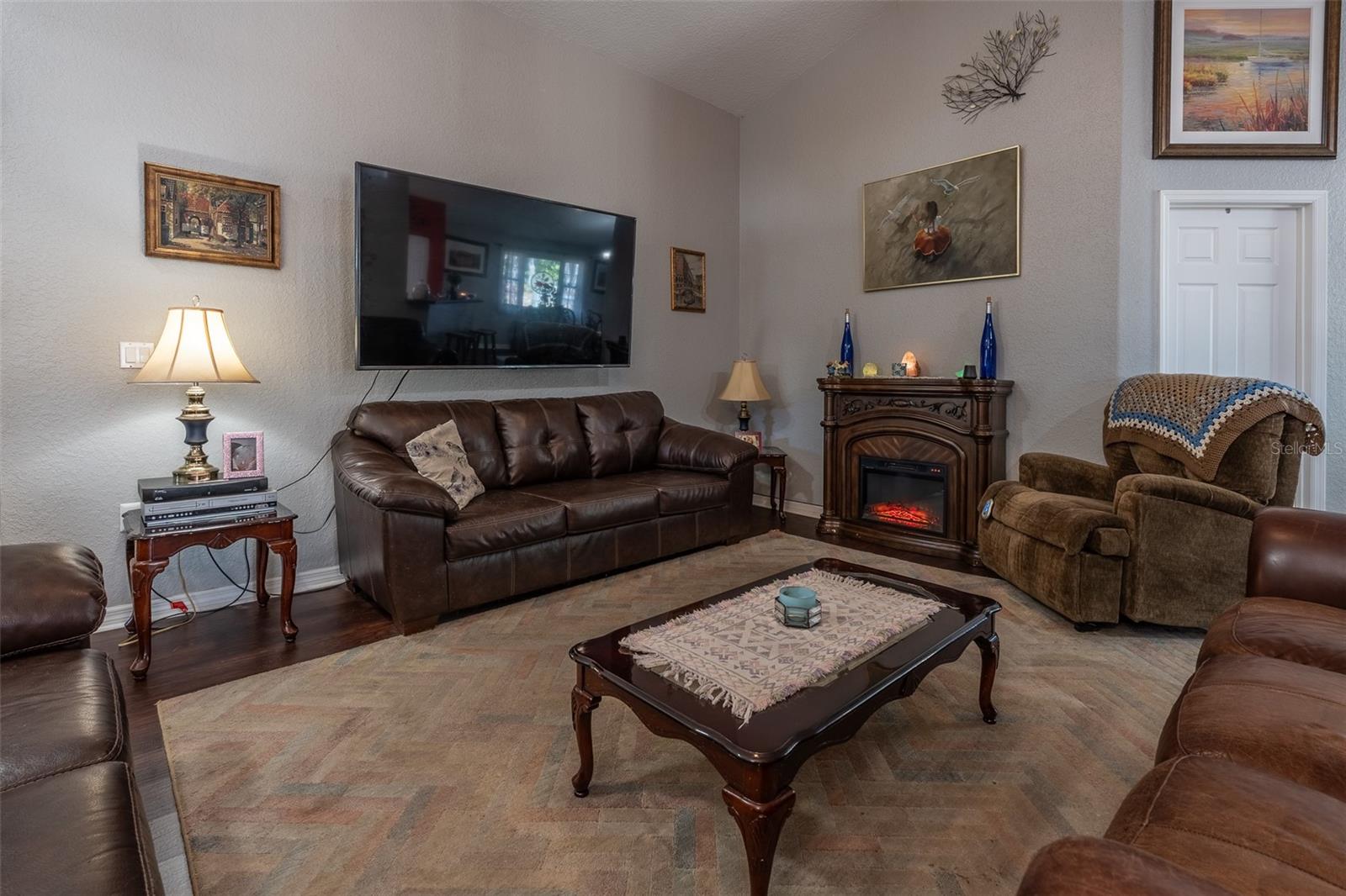 Listing photo id 2 for 1336 154th Avenue