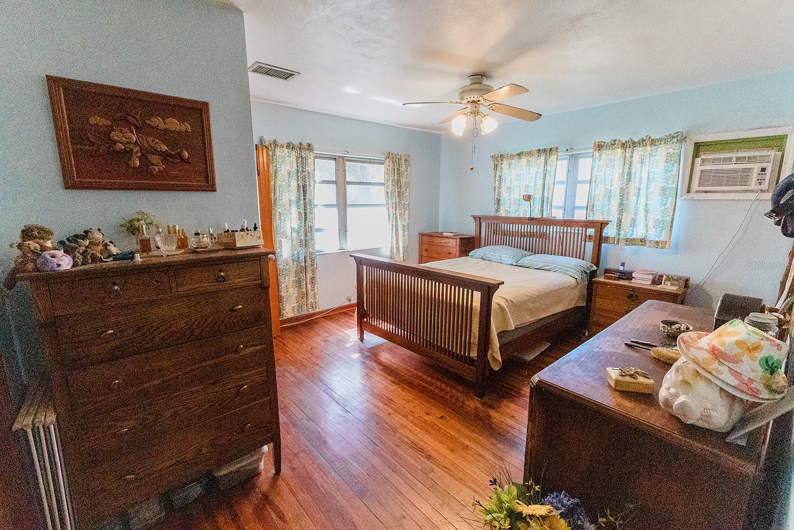 Image 11 of 27 For 1013 East Chelsea Street