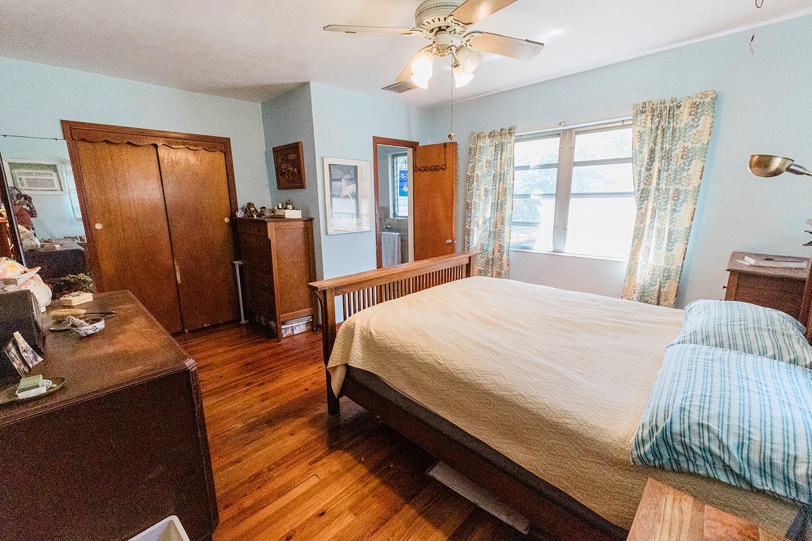 Image 12 of 27 For 1013 East Chelsea Street