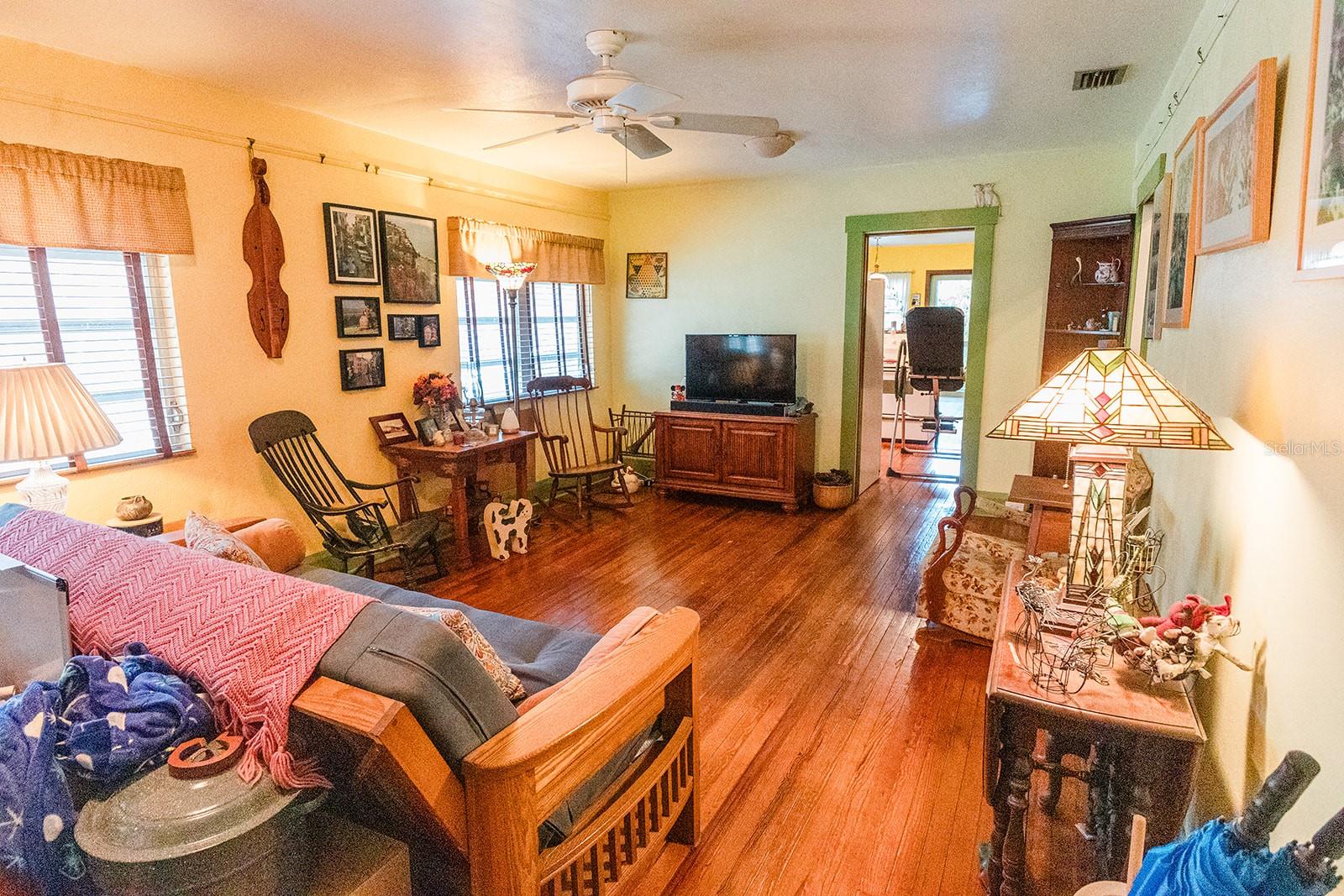 Image 6 of 27 For 1013 East Chelsea Street