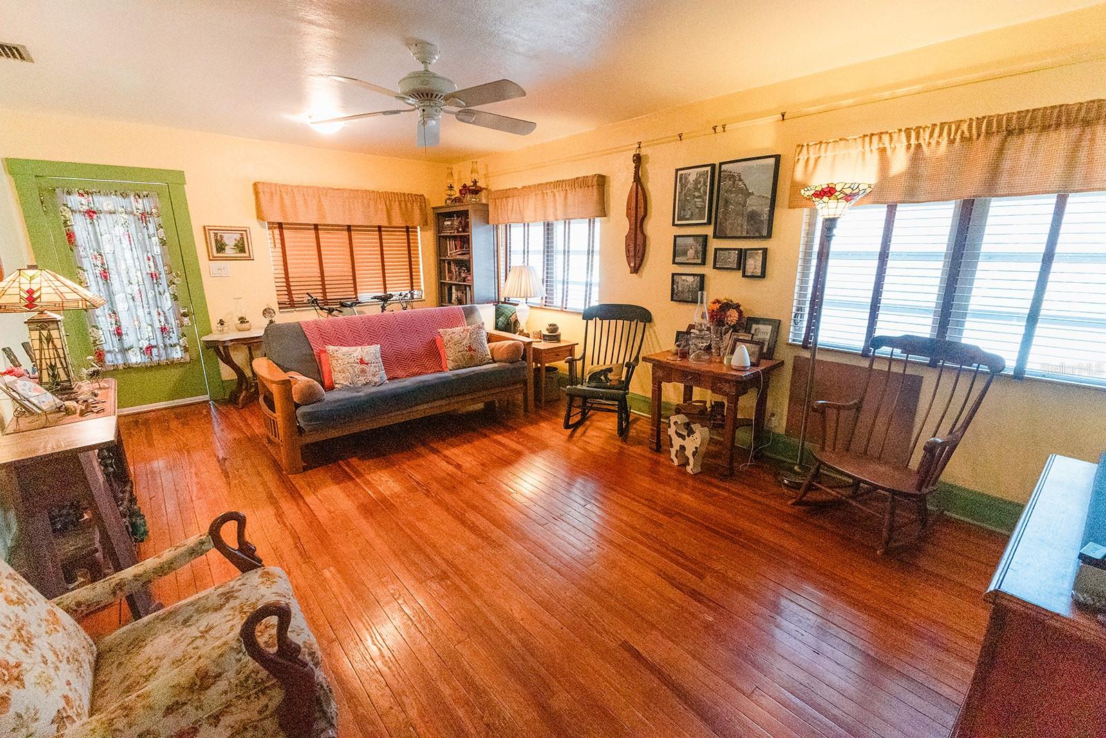 Image 7 of 27 For 1013 East Chelsea Street