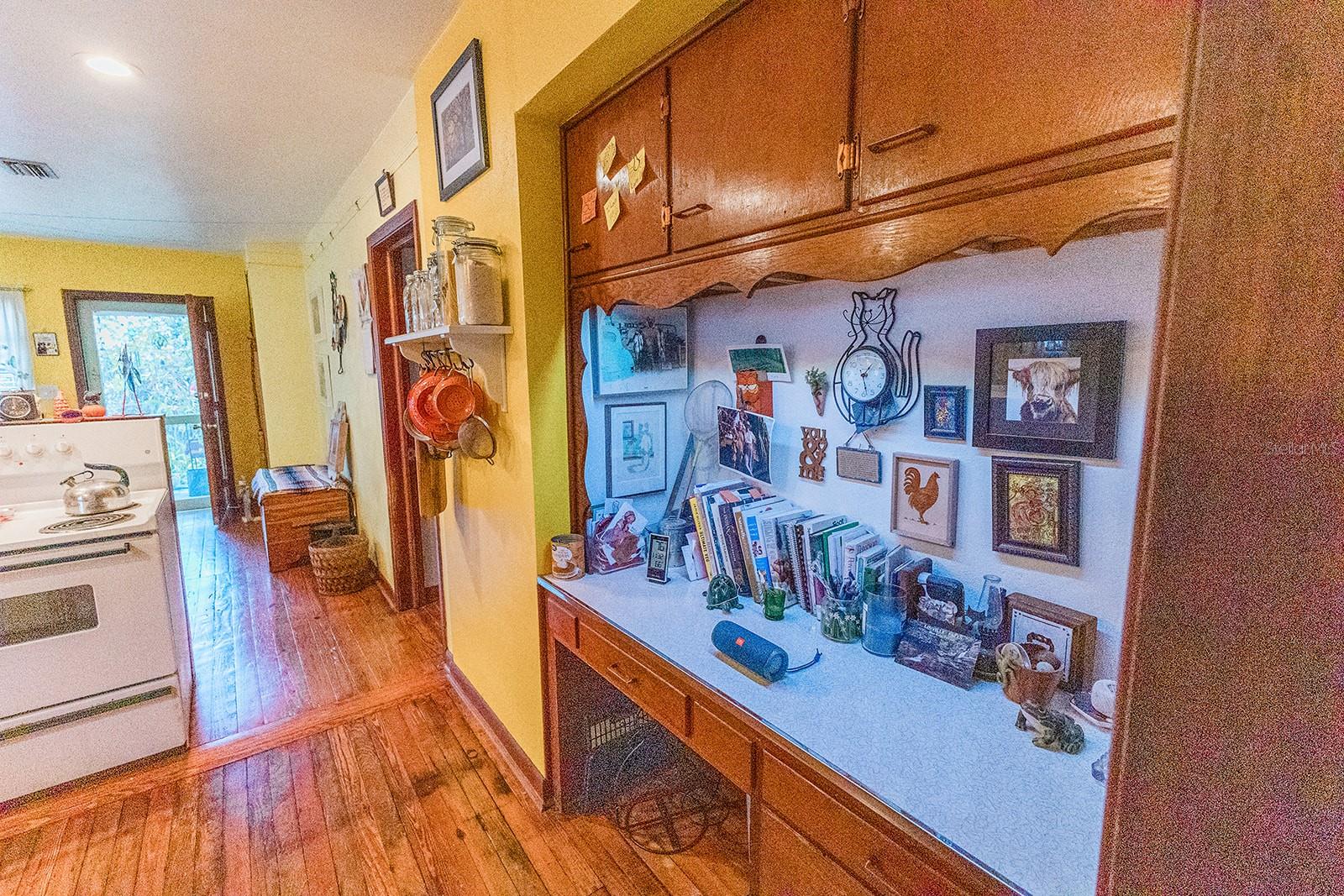 Image 8 of 27 For 1013 East Chelsea Street