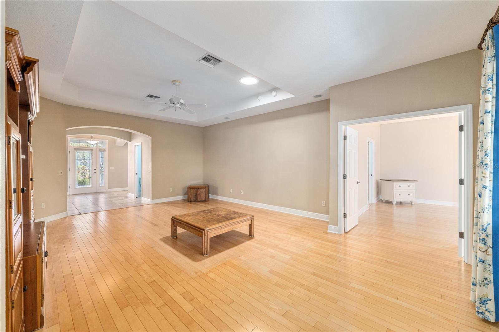 Image 11 of 60 For 646 Stratford Lane