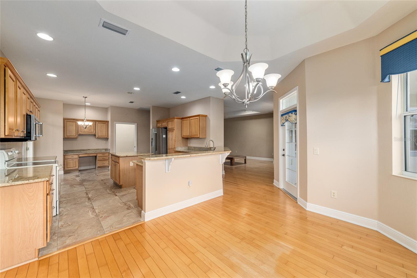 Image 16 of 60 For 646 Stratford Lane