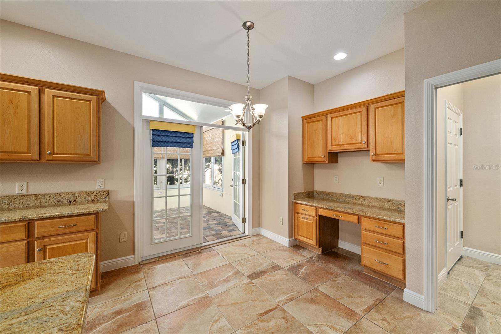 Image 21 of 60 For 646 Stratford Lane