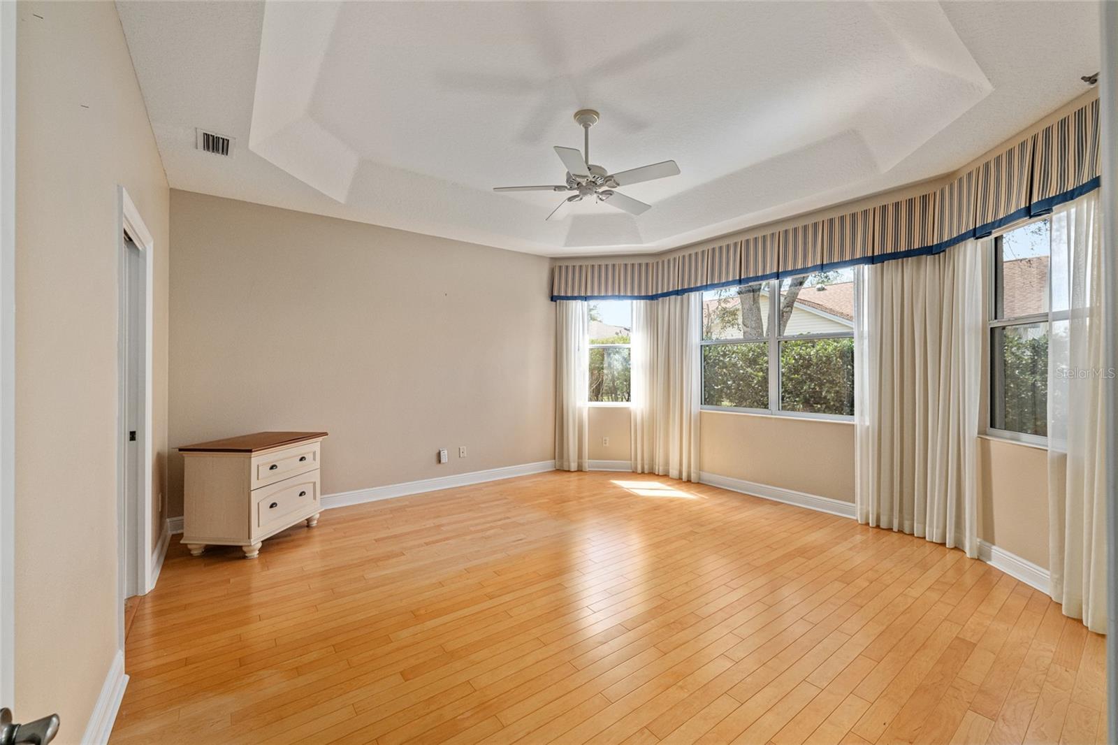 Image 24 of 60 For 646 Stratford Lane