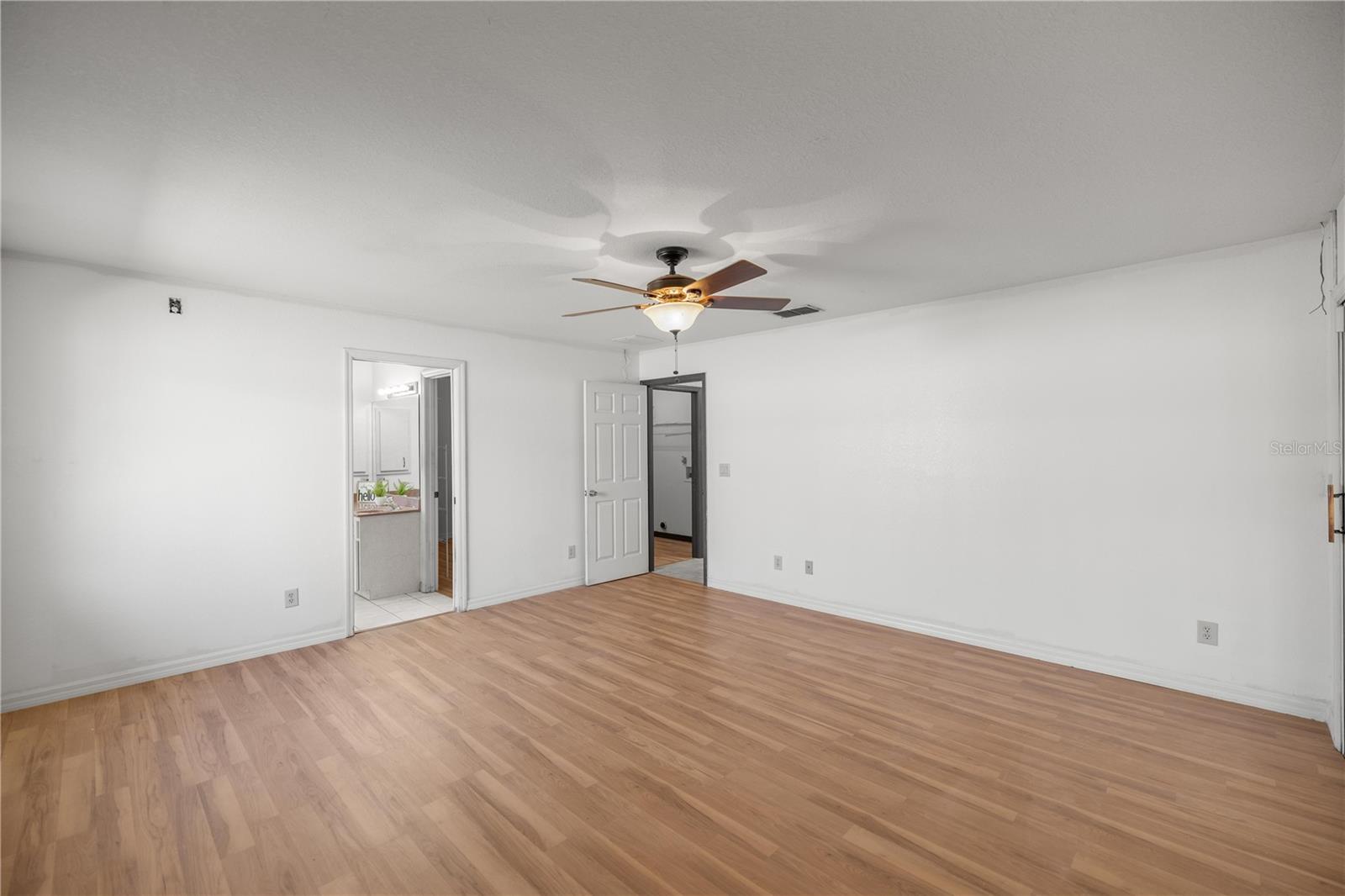 Image 18 of 39 For 15998 27th Avenue Road