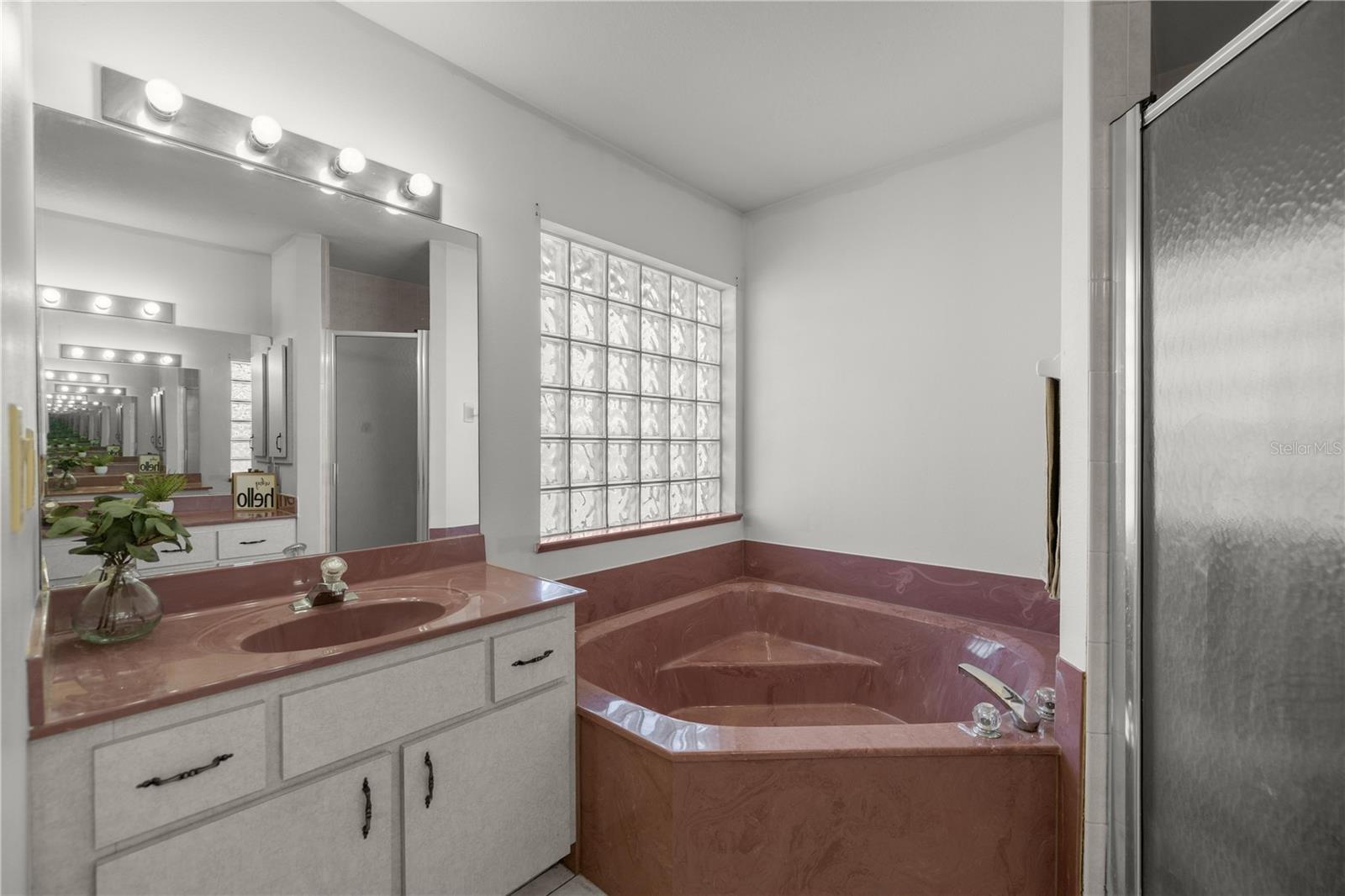 Image 21 of 39 For 15998 27th Avenue Road