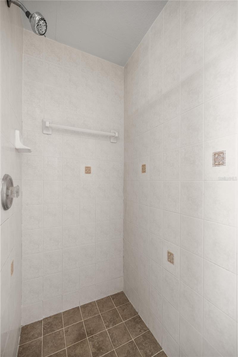 Image 22 of 39 For 15998 27th Avenue Road