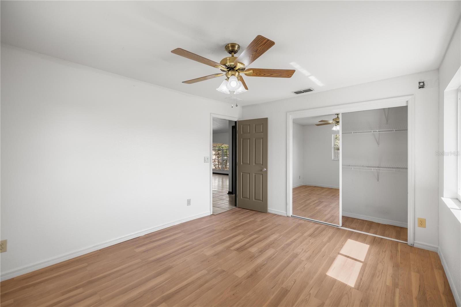 Image 23 of 39 For 15998 27th Avenue Road